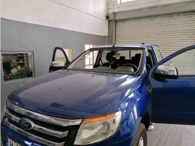 Blue Ford SUV broken front glass