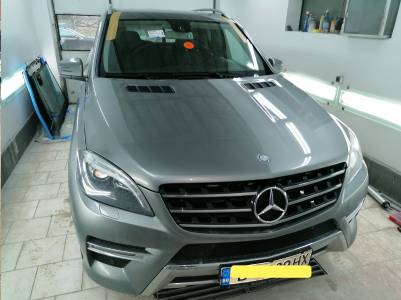 Mercedes SUV fixed front glass